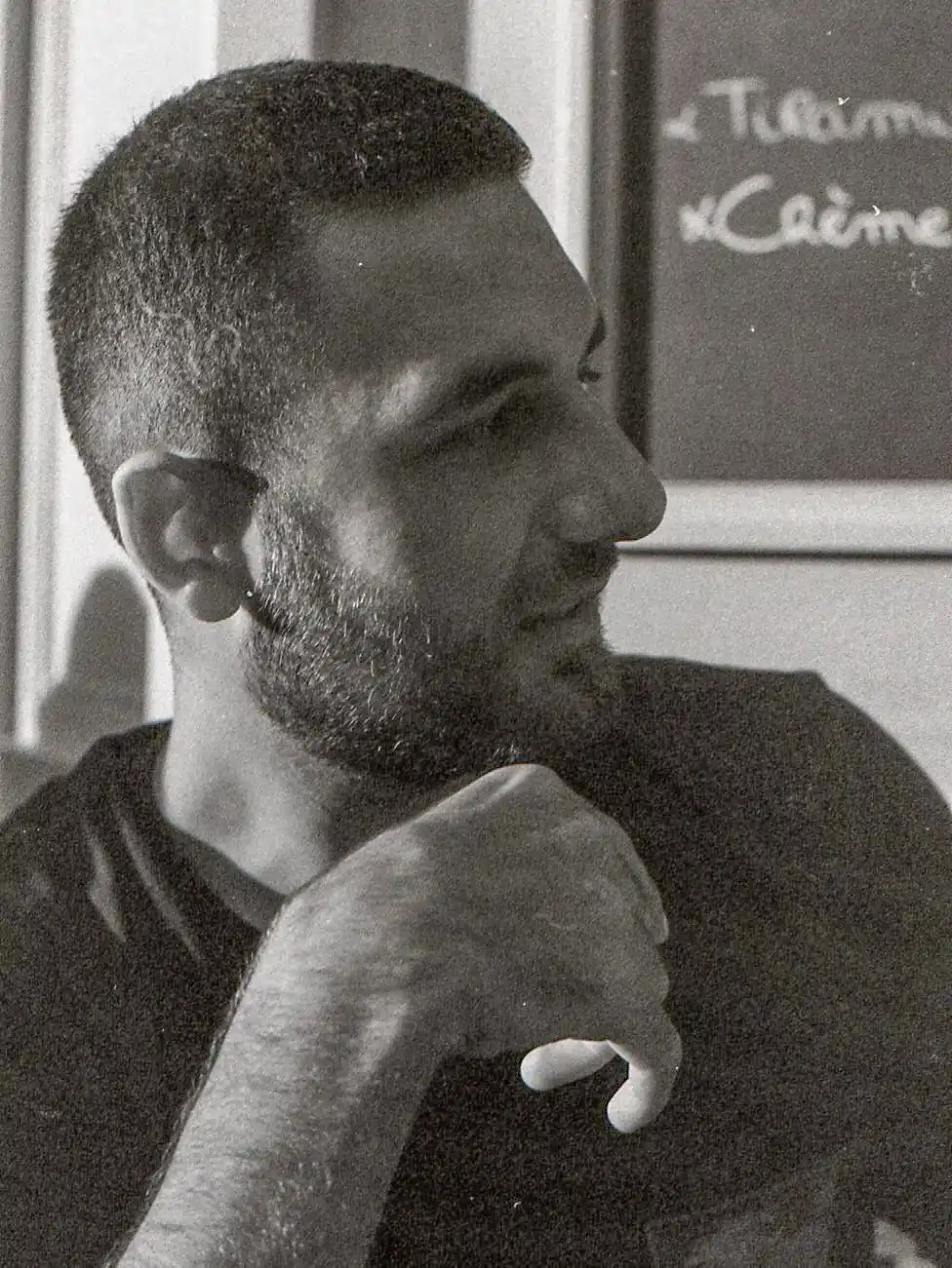 Portrait d’Ogannes, photographe de mariage, en noir et blanc