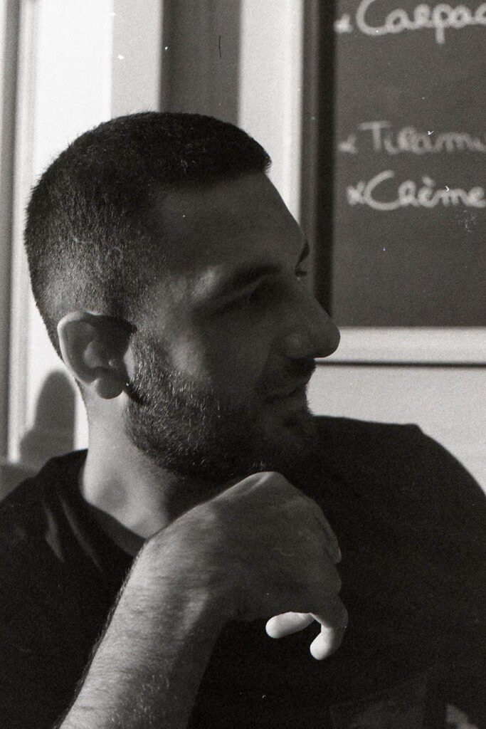 Portrait d’Ogannes en noir et blanc, de profil