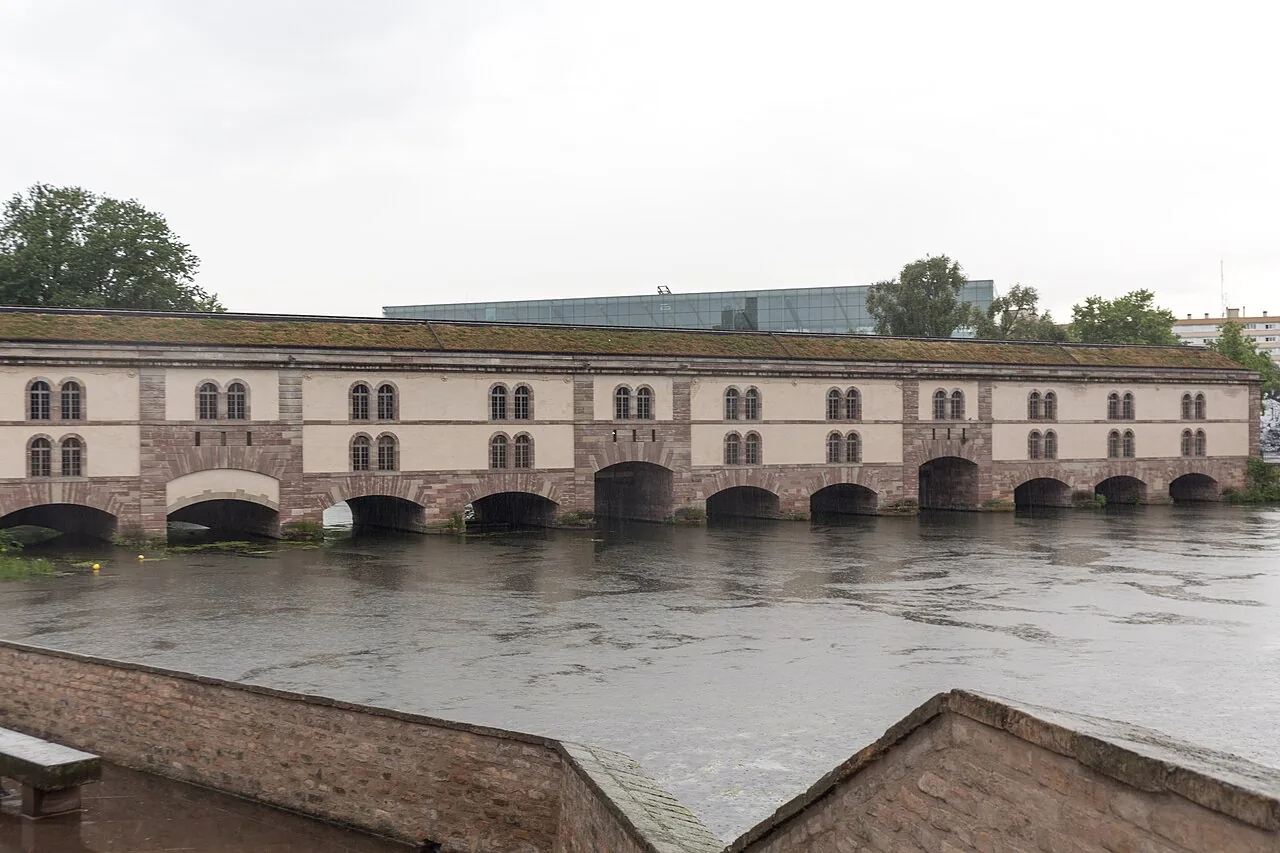 Façade et arches du barrage Vauban à Strasbourg vues depuis les Ponts Couverts