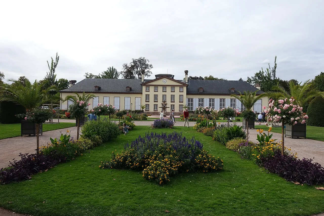 Jardins fleuris et pavillon Joséphine au parc de l’Orangerie à Strasbourg