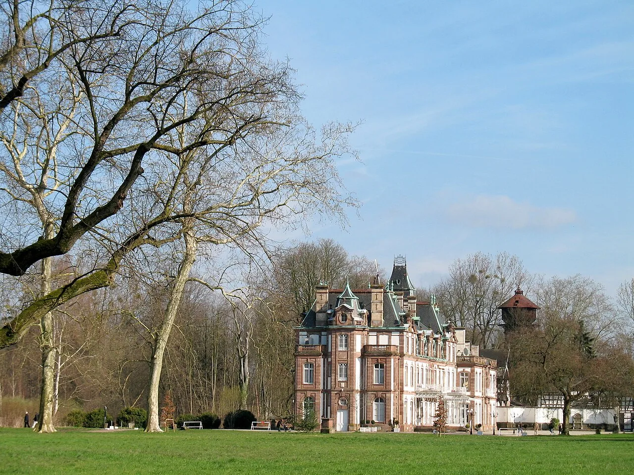 Pelouse, arbres et château dans le parc de Pourtalès à Strasbourg