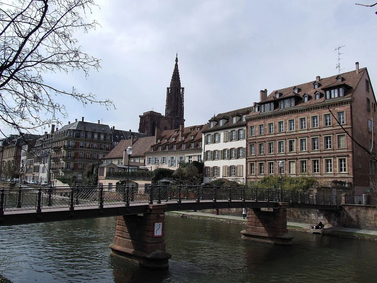 Passerelle de l’Abreuvoir sur l’Ill avec la cathédrale de Strasbourg en arrière-plan