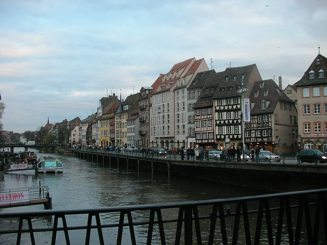 Façades du quai des Bateliers au bord de l’Ill à Strasbourg